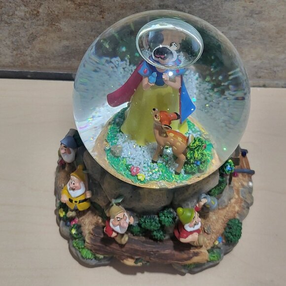 Hallmark Musical Snow Globe Disney's Snow White and the Seven Dwarfs 1990 - Picture 7 of 13